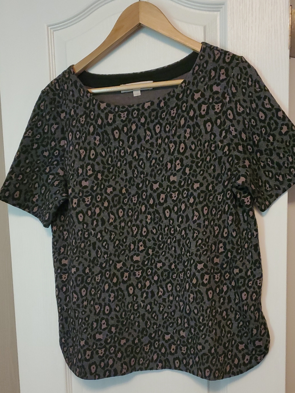 Loft Women’s Short Sleeve Leopard Print Top in Black and Mauve